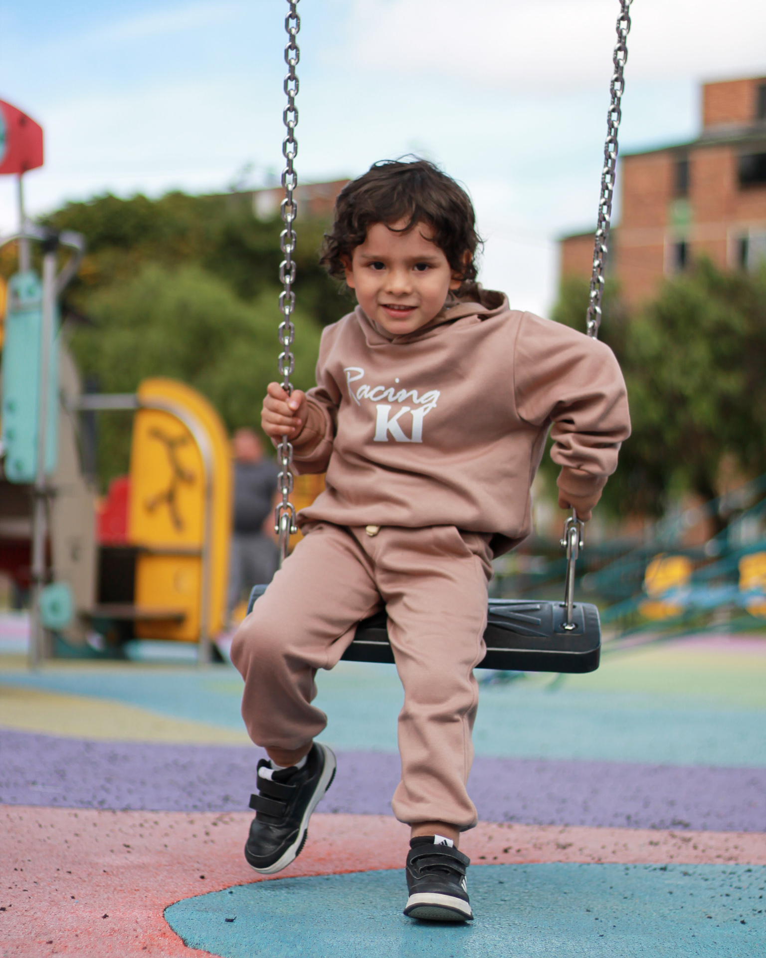 Jogger Racing para niños, tallas 4 a 6 Taupe