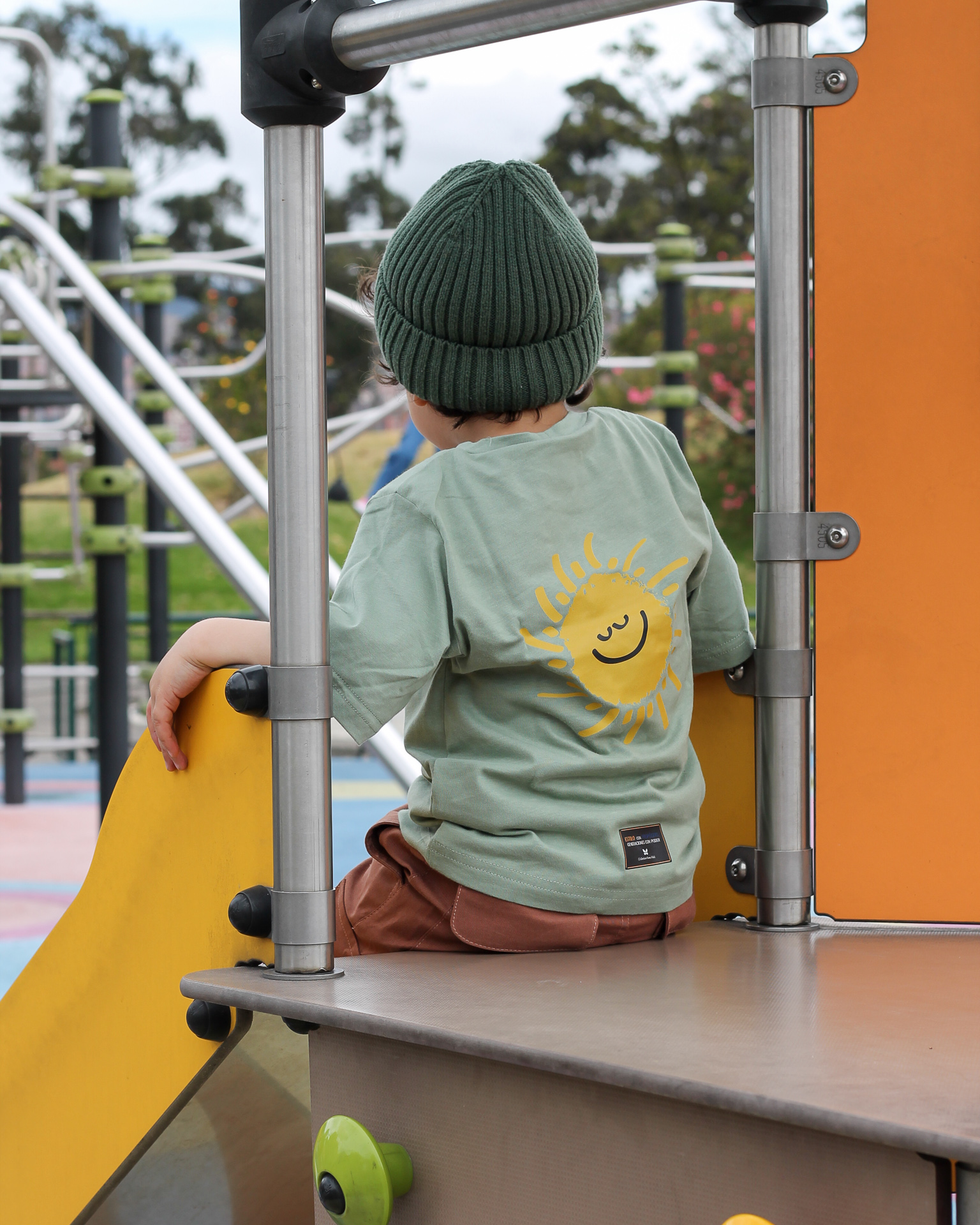 Camiseta Semi Oversize Calm Cool Confident para niños, tallas 4 a 6 Verde Oliva