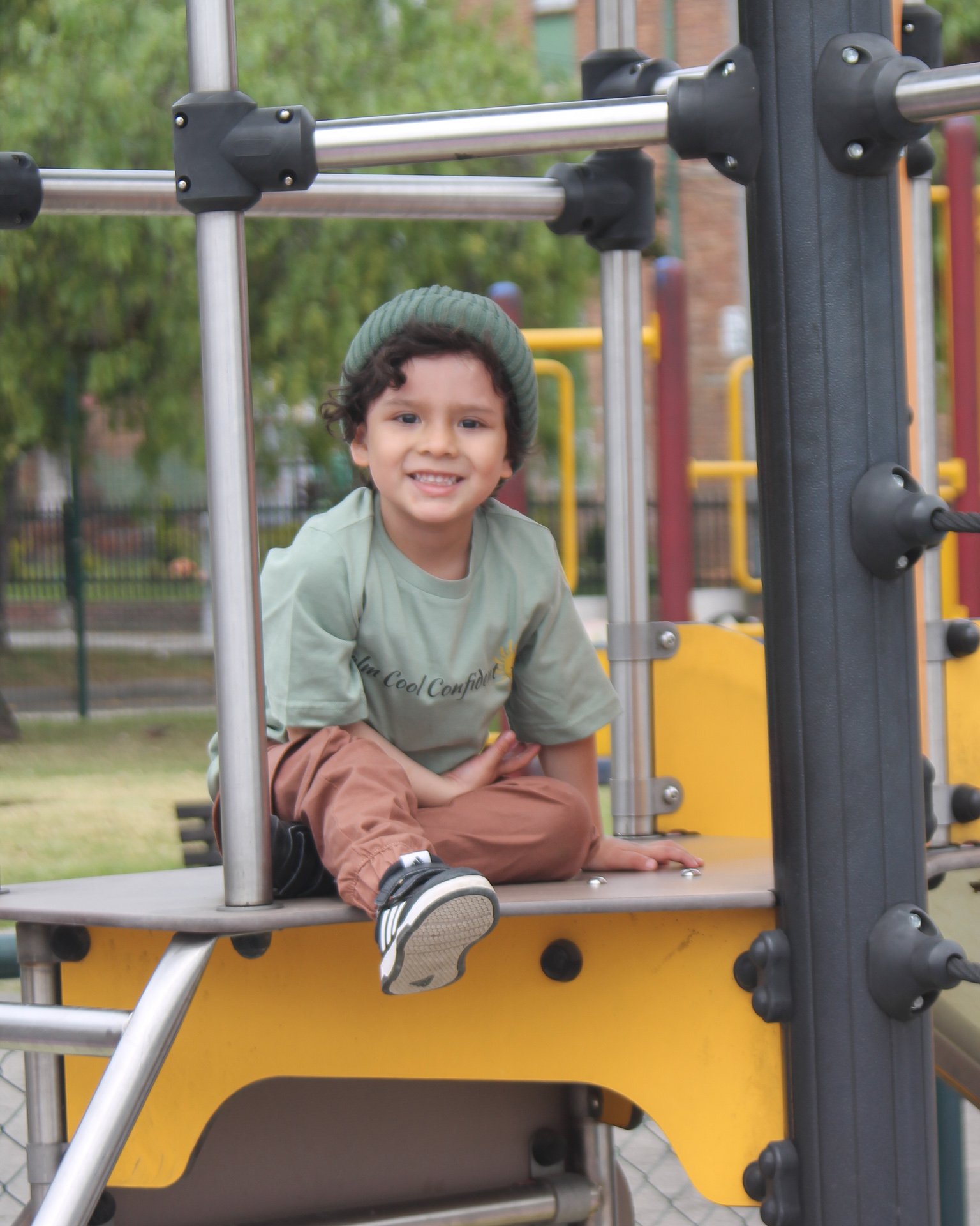 Camiseta Semi Oversize Calm Cool Confident para niños, tallas 4 a 6 Verde Oliva