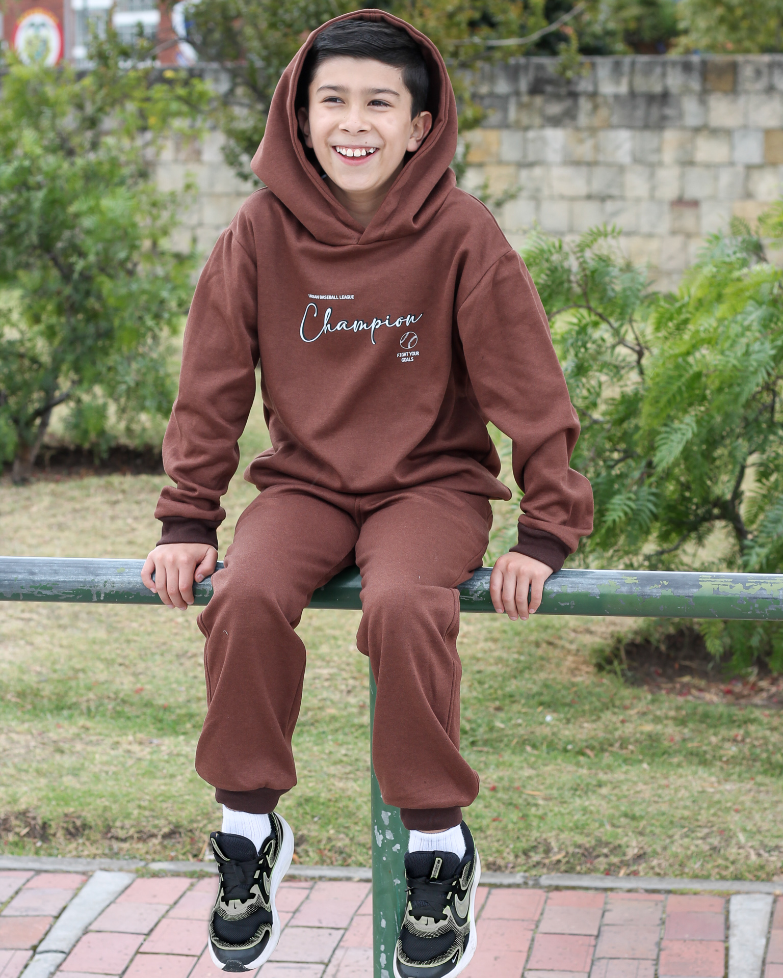 Jogger Champion para niños, tallas 8 a 12 Café