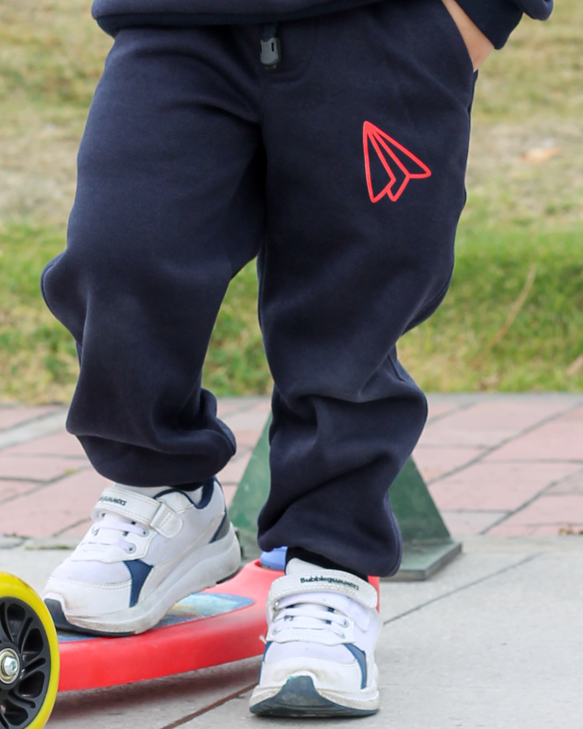 Jogger Unlimited Great para niños, tallas 4 a 6 Azul Oscuro