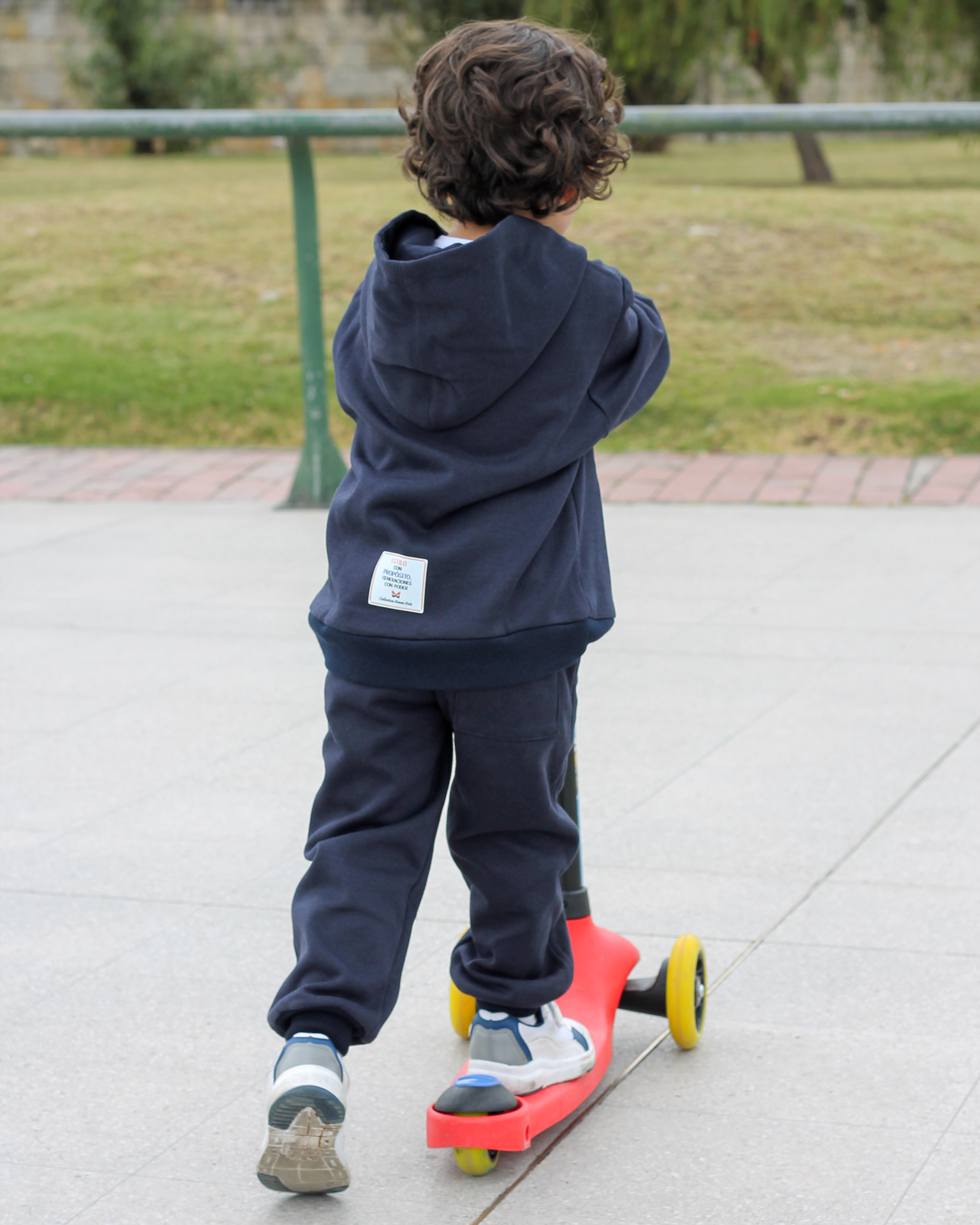 Jogger Unlimited Great para niños, tallas 4 a 6 Azul Oscuro