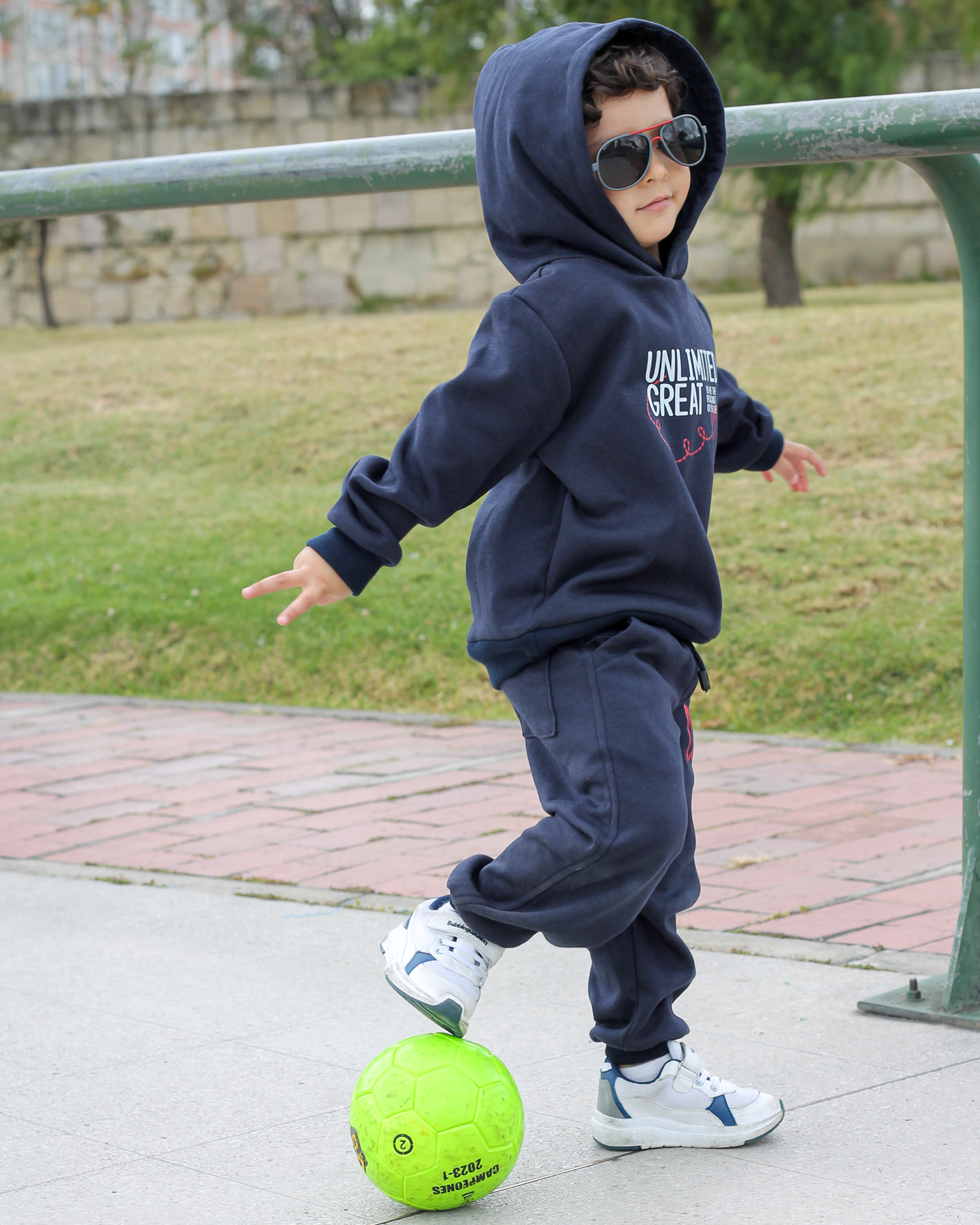 Jogger Unlimited Great para niños, tallas 4 a 6 Azul Oscuro