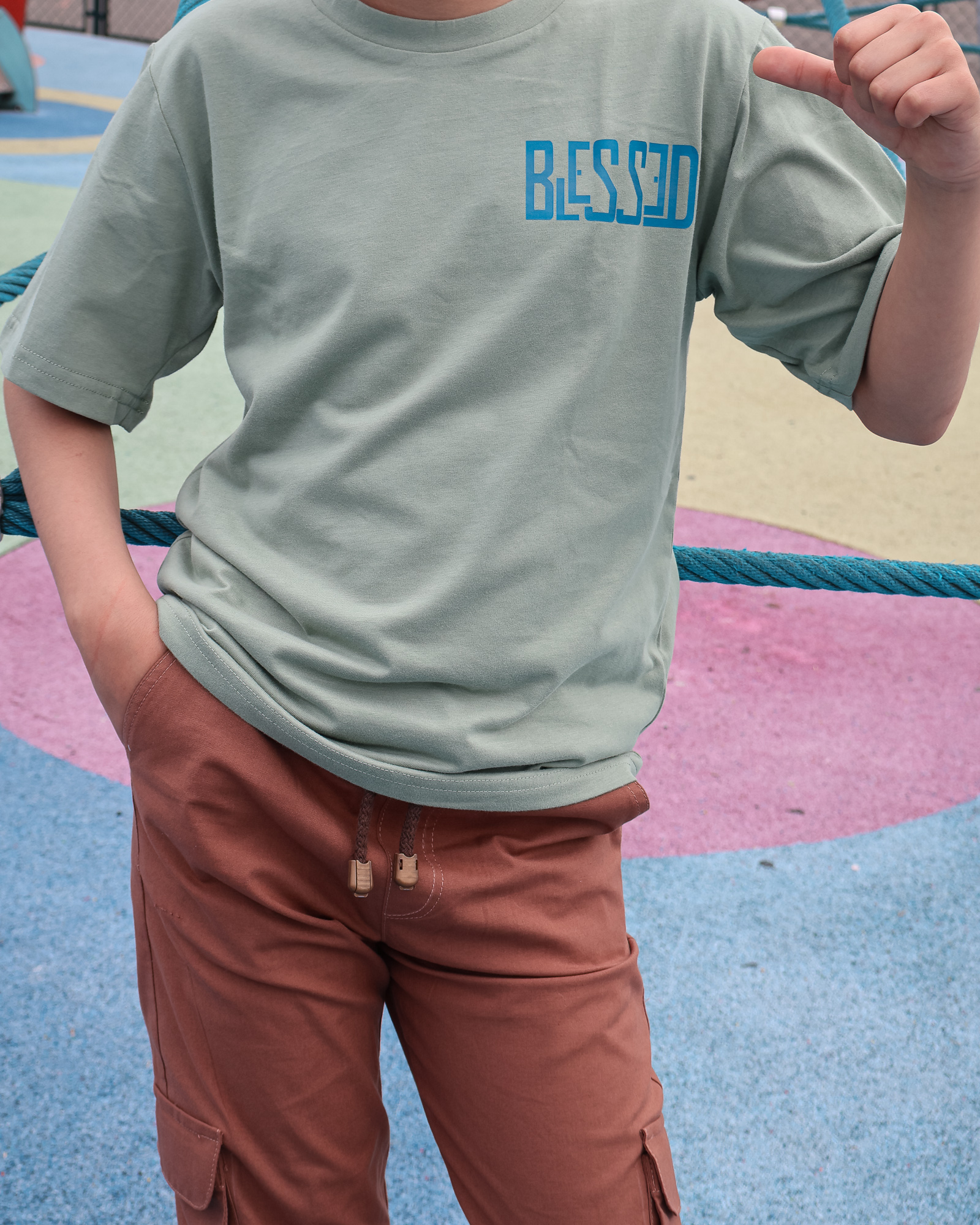 Camiseta Semi Oversize  Blessed para niños, tallas 8 a 12 Verde Oliva