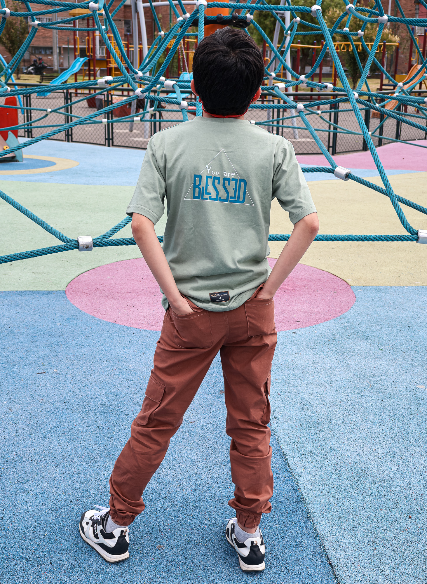 Camiseta Semi Oversize  Blessed para niños, tallas 8 a 12 Verde Oliva